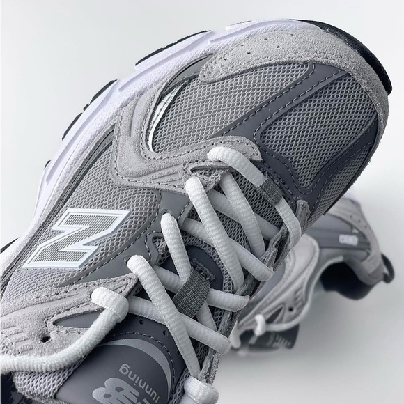 NEW BALANCE 530 IN RAINCLOUD WITH SHADOW GREY & SILVER METALLIC Sneakers size 8 - Picture 3 of 9